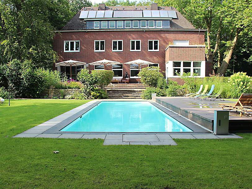 Referenzdarstellung Pool mit Haus